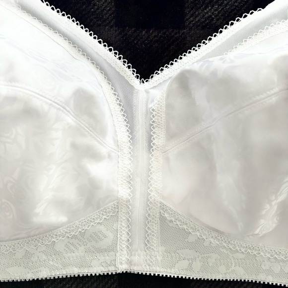PLAYTEX 18-Hour Wireless Bra. Size 48C. White. NWOT. Fast Shipping. See Pics - Picture 2 of 10